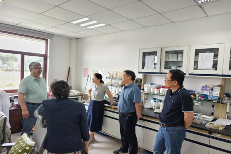 国家农用微生物数据中心常务副主任顾金刚来江苏蔬菜所交流指导