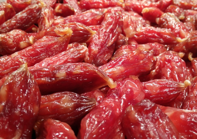 冬日灌香肠热潮起 食品机械撑起“烟火气”